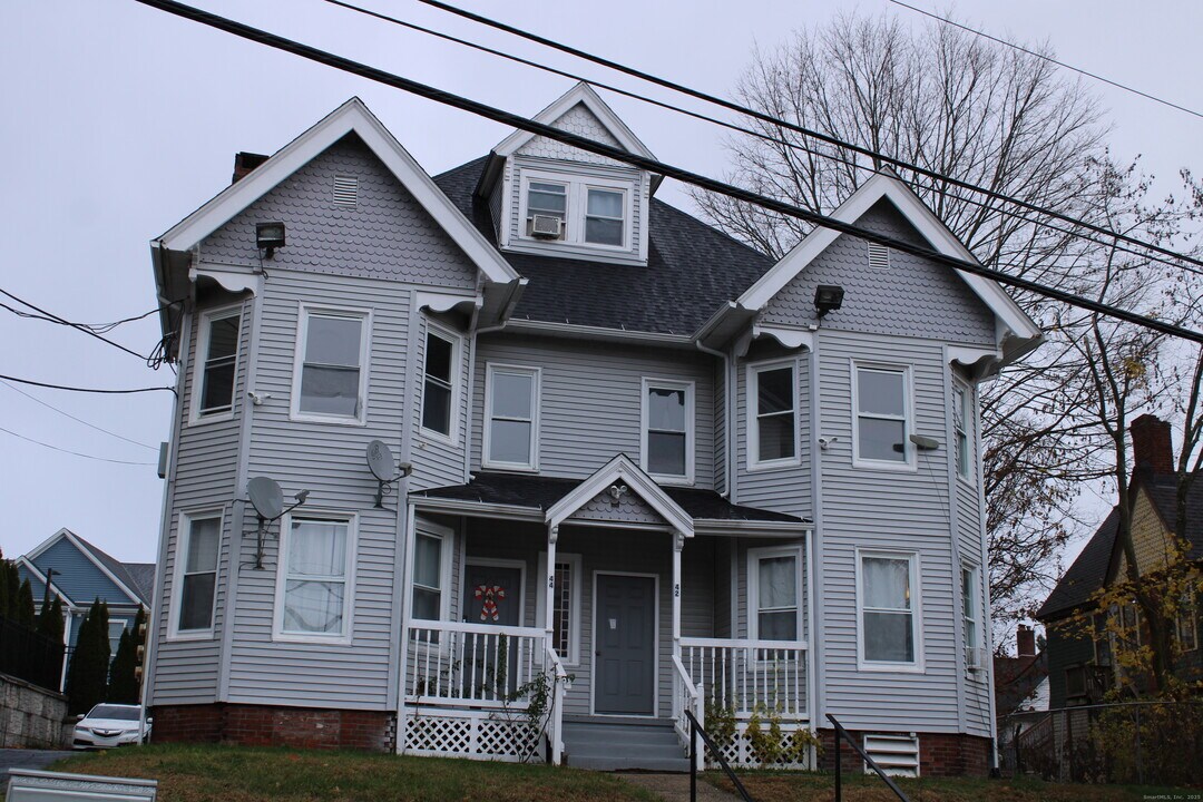 42 Summer St in Bristol, CT - Foto de edificio