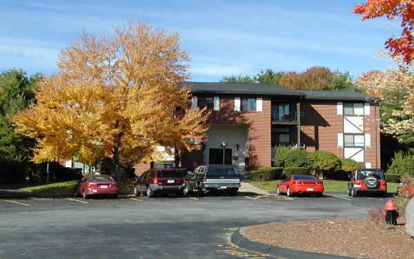 Woods Edge Condominiums in Attleboro, MA - Foto de edificio - Building Photo