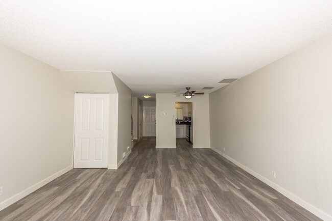 Middlefield Manor Apartments in Mountain View, CA - Building Photo - Building Photo