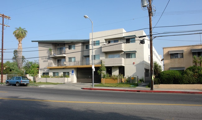 Saticoy Gardens in Van Nuys, CA - Foto de edificio - Building Photo