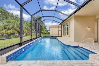 8345 Pine Ln in Royal Palm Beach, FL - Foto de edificio - Building Photo