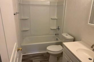 407 Pless Rd, Unit A in Cleveland, GA - Foto de edificio - Building Photo