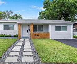 2852 Washington St in Hollywood, FL - Building Photo