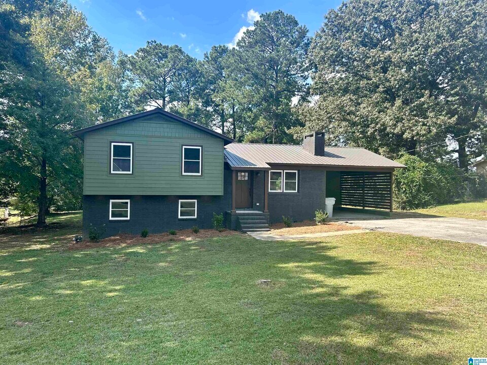 304 N Deborah Dr in Columbiana, AL - Building Photo