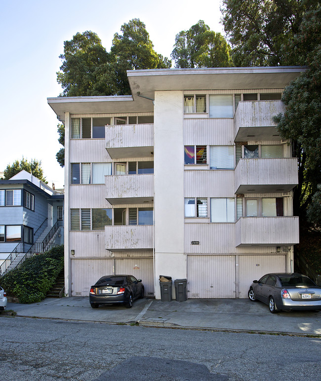 2400 Ivy Dr in Oakland, CA - Foto de edificio - Building Photo