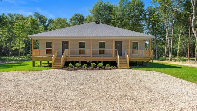 41334 Brown Rd in Ponchatoula, LA - Foto de edificio - Building Photo