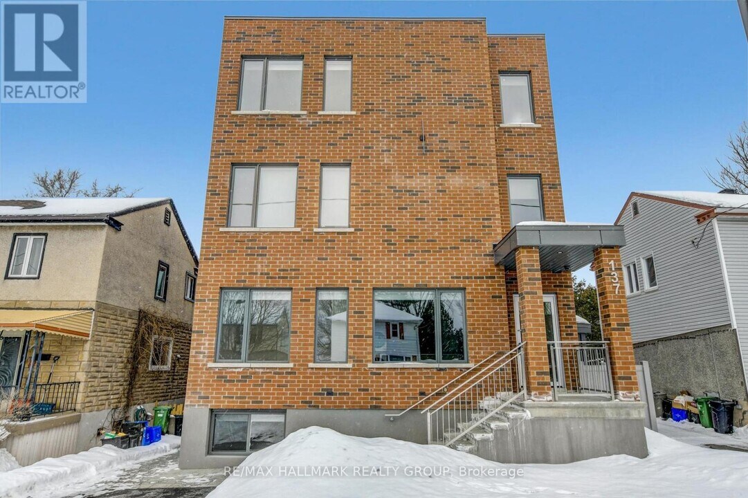 137 Marquette Ave in Ottawa, ON - Building Photo
