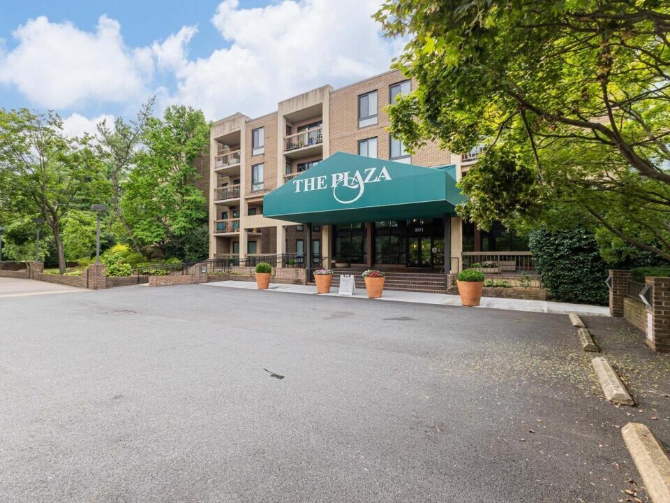 801 N Howard St in Alexandria, VA - Building Photo