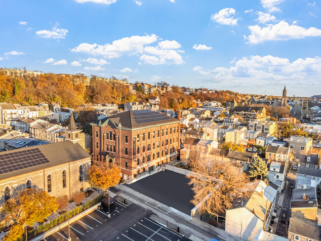 The Roe at Manayunk Apartments and Townhomes