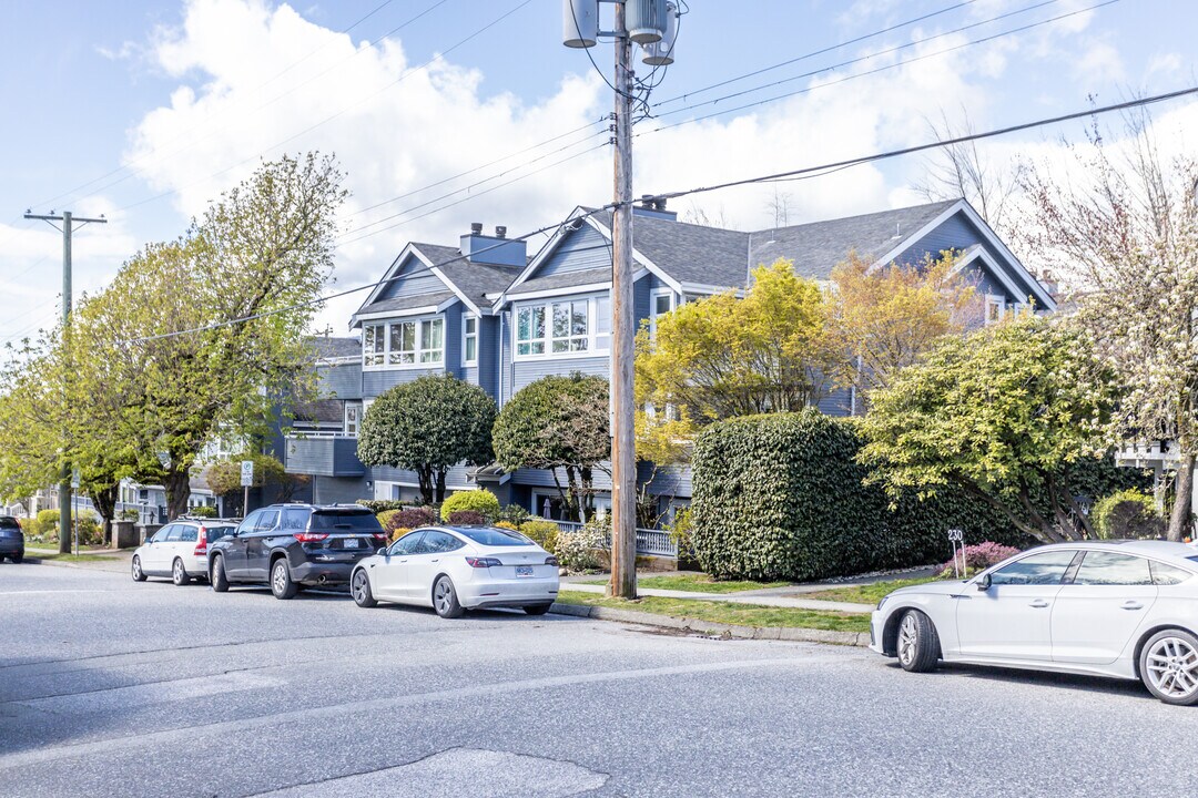 240 16th St W in North Vancouver, BC - Building Photo