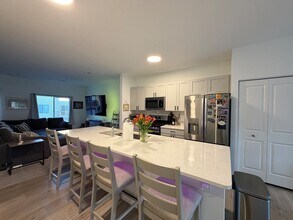 235 Regency Ct in Wauconda, IL - Foto de edificio - Building Photo