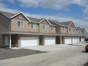 Westport Beach Townhomes in West Fargo, ND - Foto de edificio - Building Photo