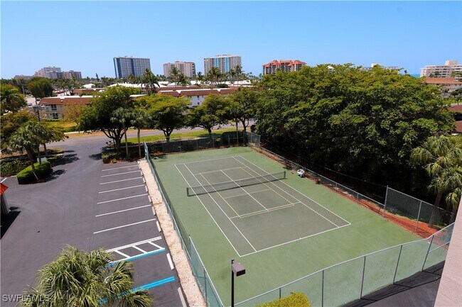 270 N Collier Blvd in Marco Island, FL - Foto de edificio - Building Photo
