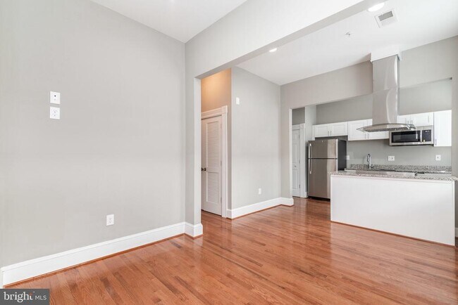 108 W Saratoga St in Baltimore, MD - Building Photo - Building Photo