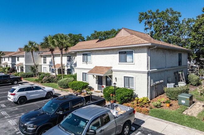 The Moorings in Jacksonville Beach, FL - Foto de edificio - Building Photo