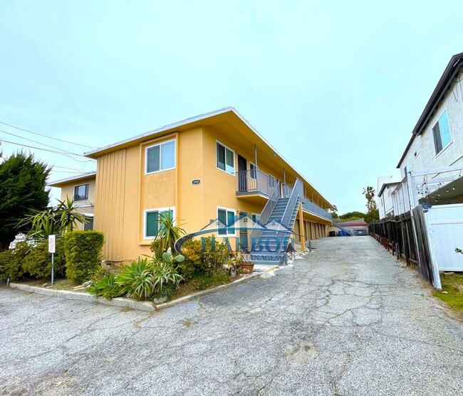 property at 1919 Vanderbilt Ln