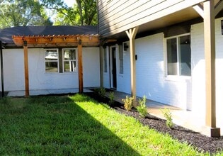 652 6th St in Sealy, TX - Foto de edificio - Building Photo