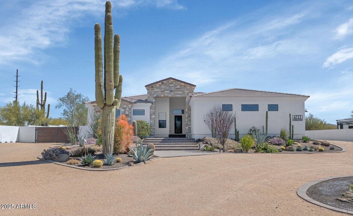 6133 E Dixileta Dr in Cave Creek, AZ - Building Photo
