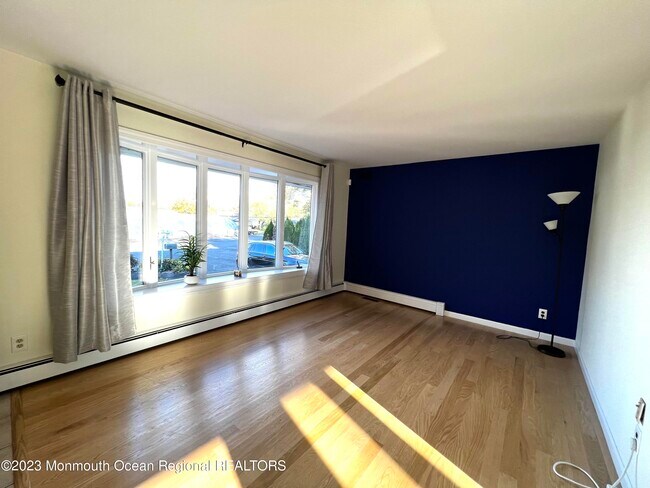 573 Lloyd Rd in Strathmore, NJ - Building Photo - Building Photo