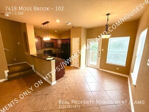 7418 Moss Brook Dr in San Antonio, TX - Foto de edificio - Building Photo