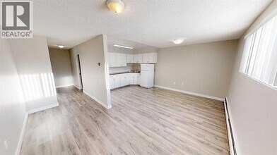 9932-9105 105 Ave in Grande Prairie, AB - Building Photo - Building Photo