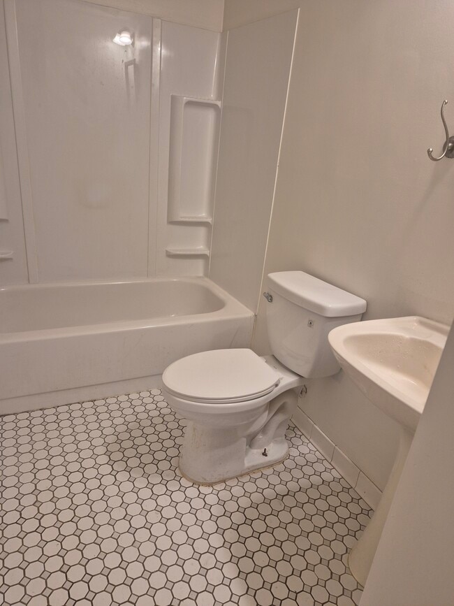 645 Acker Pl NE, Unit Acker Bsmt Apt in Washington, DC - Foto de edificio - Building Photo