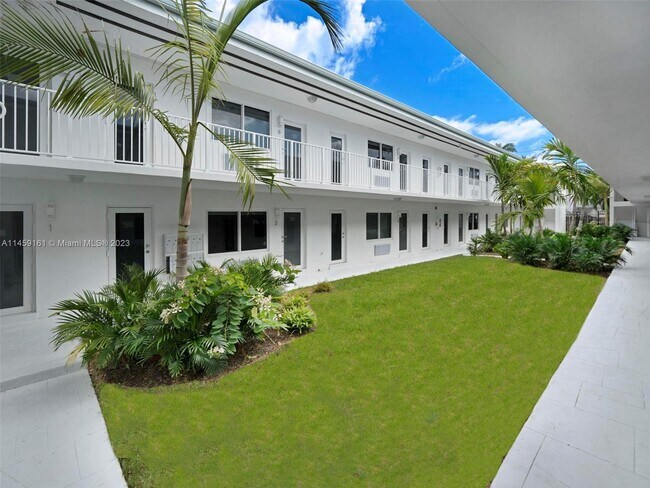 1525 Michigan Ave-Unit -7 in Miami Beach, FL - Building Photo - Building Photo