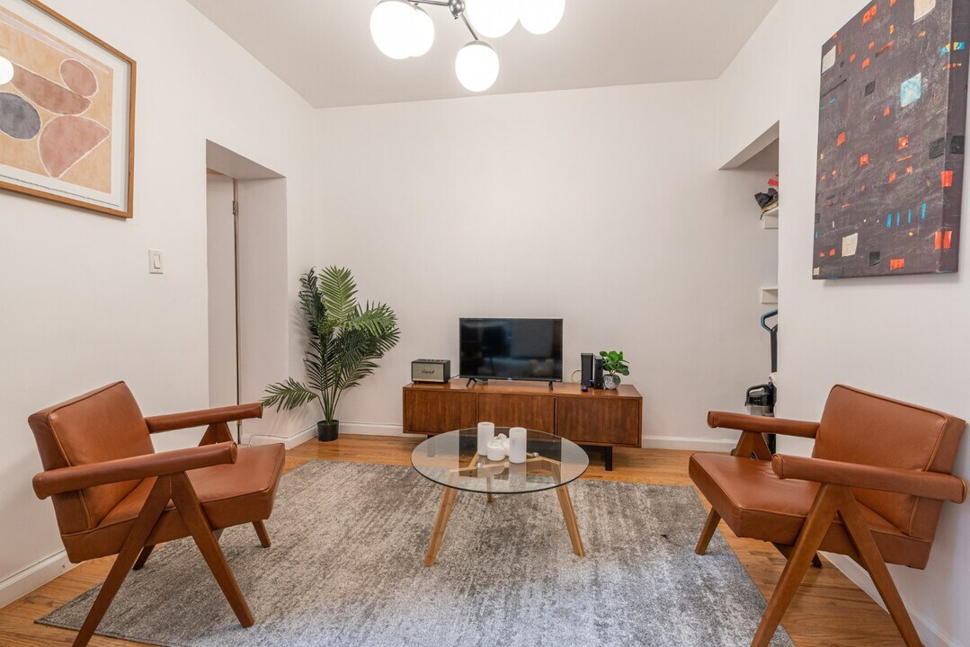 146 E 56th St in New York, NY - Building Photo