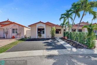 2614 W 65th St in Hialeah, FL - Foto de edificio - Building Photo