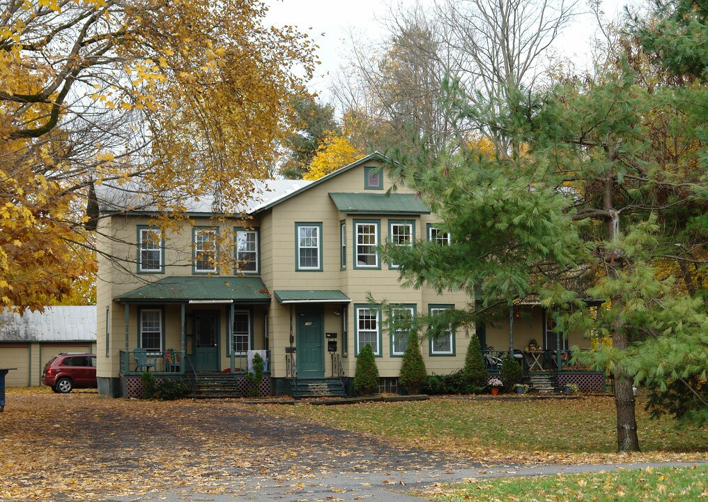 156 Hudson Ave in Chatham, NY - Foto de edificio