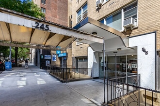 245 E 19th St in New York, NY - Foto de edificio - Building Photo