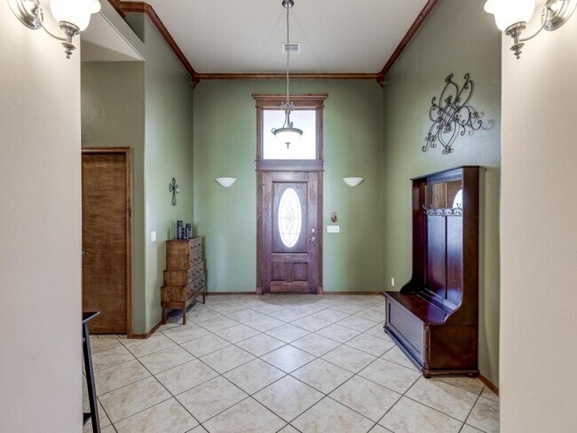 9217 SW 28th St in Oklahoma City, OK - Foto de edificio - Building Photo