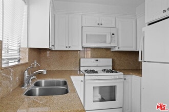 324 Stepney St in Inglewood, CA - Building Photo - Building Photo