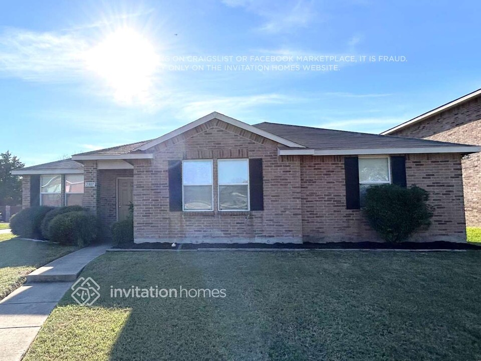 2807 Amber Waves Ln in Lancaster, TX - Building Photo