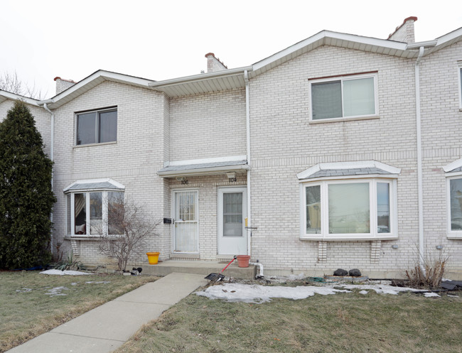 100-110 Diversey Ave in Elmhurst, IL - Foto de edificio - Building Photo