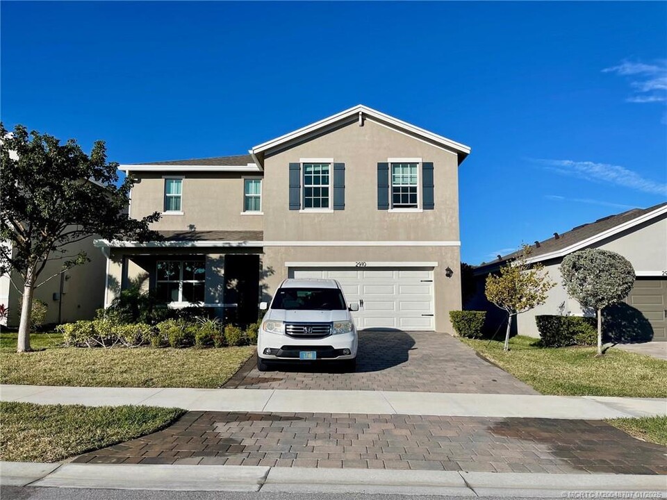 2910 NE Breezeway Cir in Ocean Breeze, FL - Building Photo