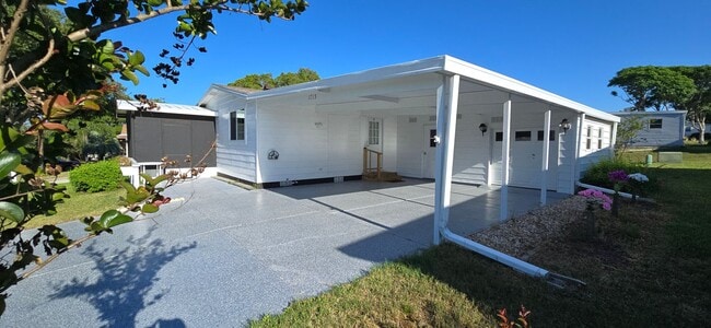 1715 Pebble Beach Ln in Lady Lake, FL - Building Photo - Building Photo