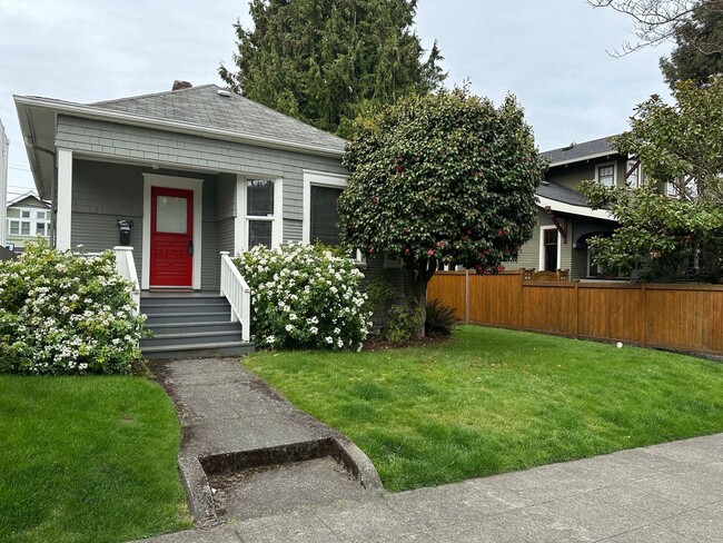 2443 Queen Anne Ave N in Seattle, WA - Building Photo - Building Photo