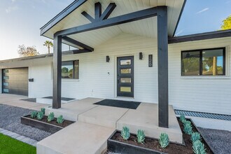 126 E Palmcroft Dr in Tempe, AZ - Foto de edificio - Building Photo