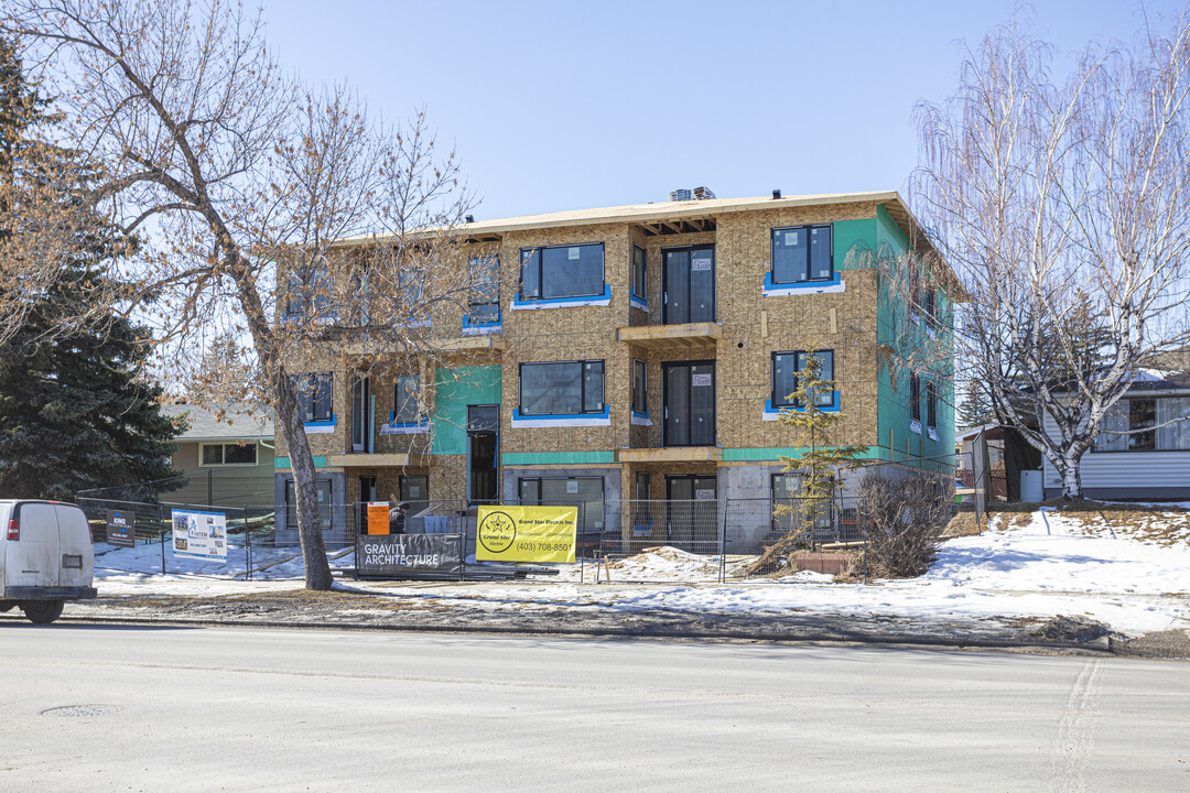 2203 37 St SW in Calgary, AB - Building Photo