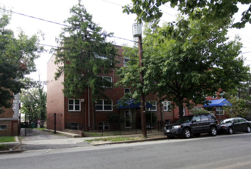 806 Longfellow St NW in Washington, DC - Foto de edificio