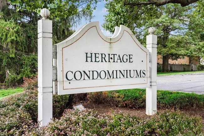 105 E Ticonderoga Dr, Unit L in Westerville, OH - Foto de edificio - Building Photo