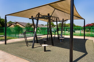 Copperline at Village Oaks in Austin, TX - Foto de edificio - Building Photo