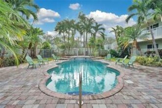 1424 Holly Heights Dr, Unit 5 in Fort Lauderdale, FL - Foto de edificio - Building Photo