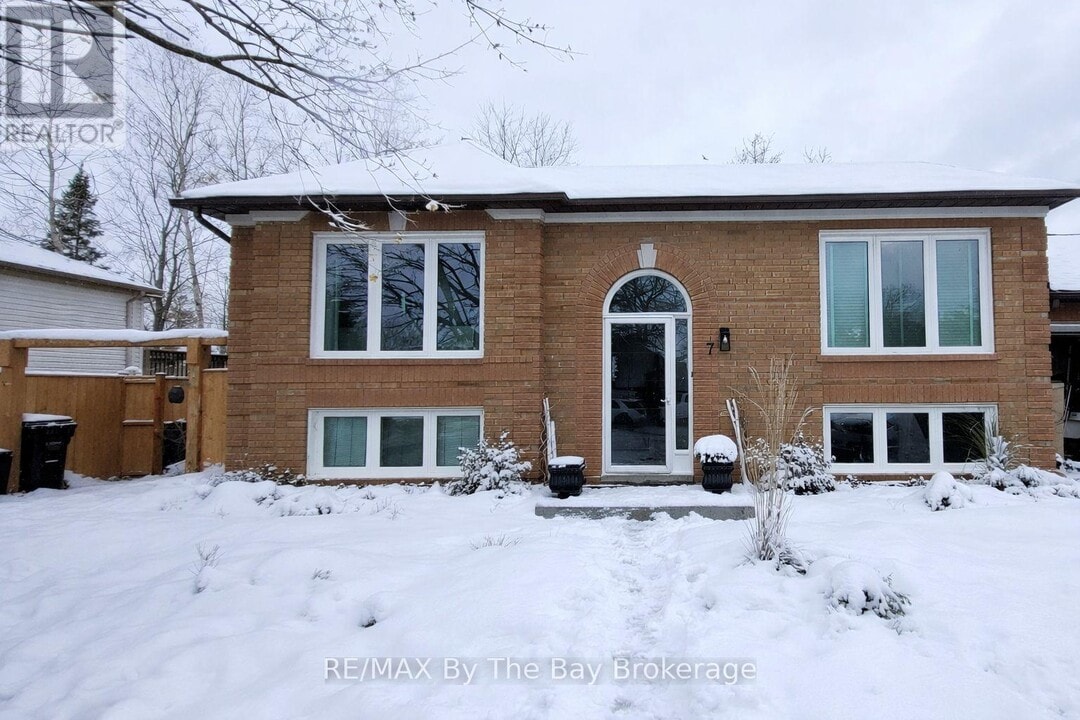 7 Harbour Crescent in Wasaga Beach, ON - Building Photo