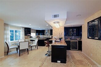 16513 Moorpark St in Encino, CA - Foto de edificio - Building Photo