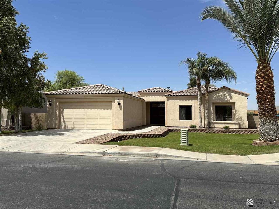 1686 S 36th Dr in Yuma, AZ - Building Photo