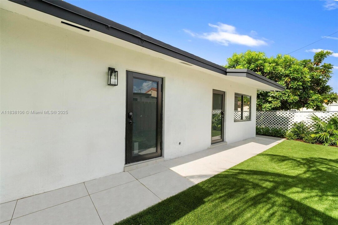 2442 SW 3rd St in Miami, FL - Building Photo