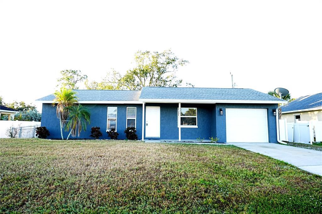 207 Periwinkle Rd in Venice, FL - Building Photo