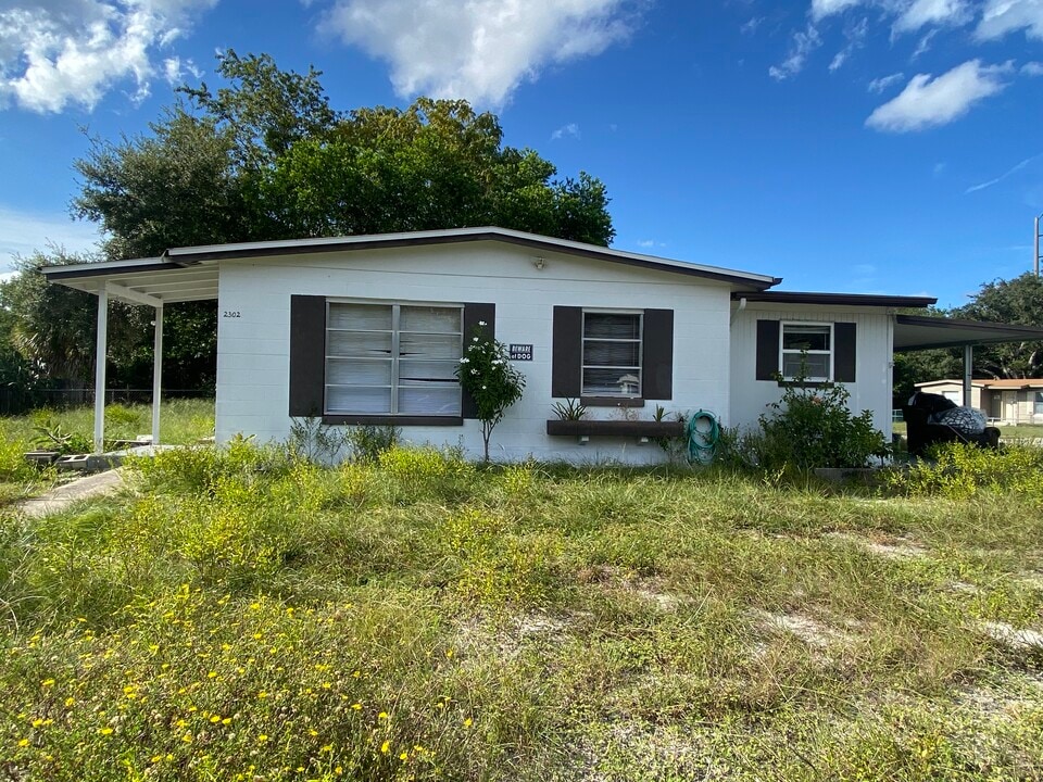 2302 Greenwood St in Deltona, FL - Foto de edificio